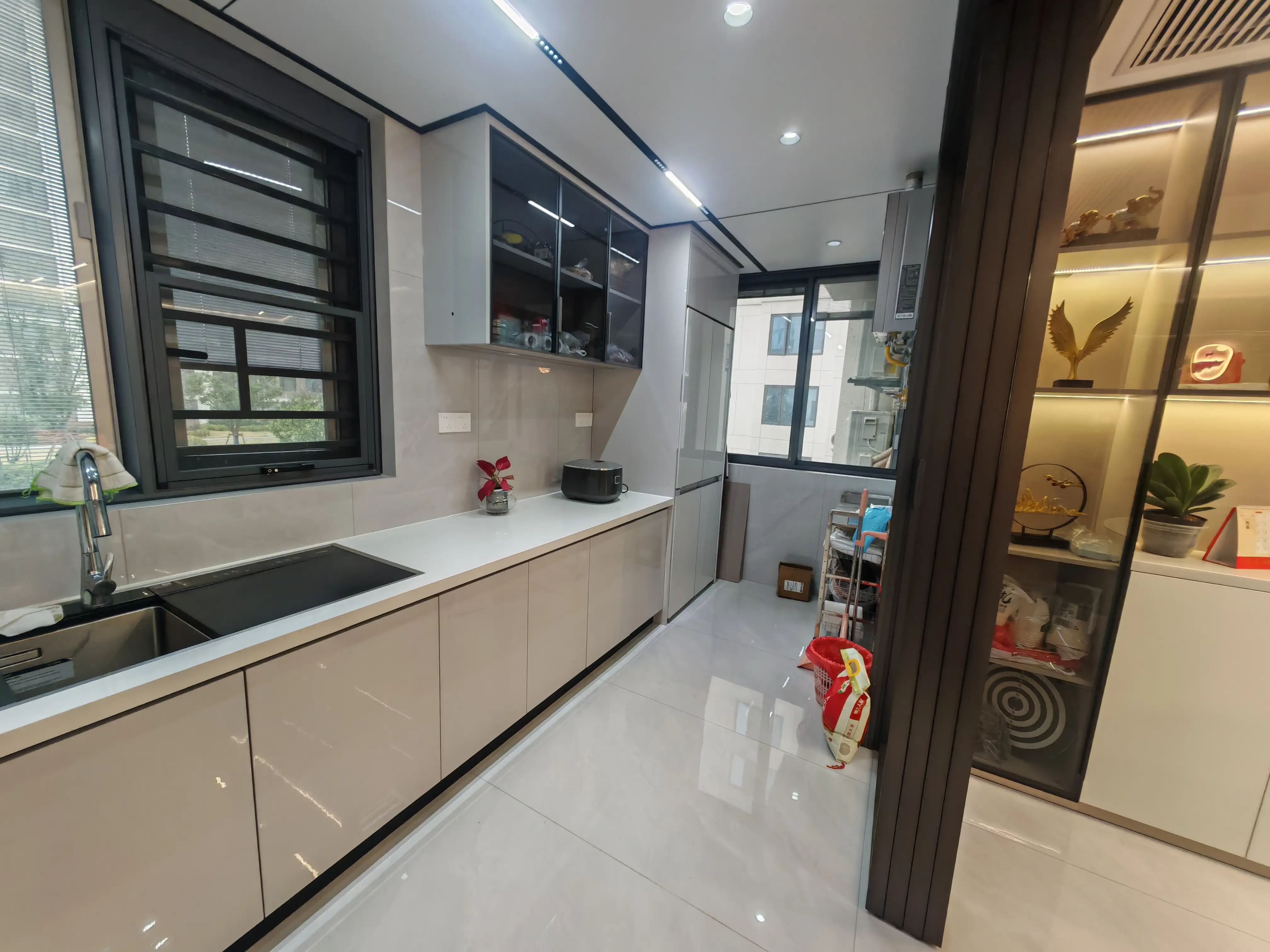 吾悦华府，边户，精装三房两卫，带充电桩的车位。诚心出售