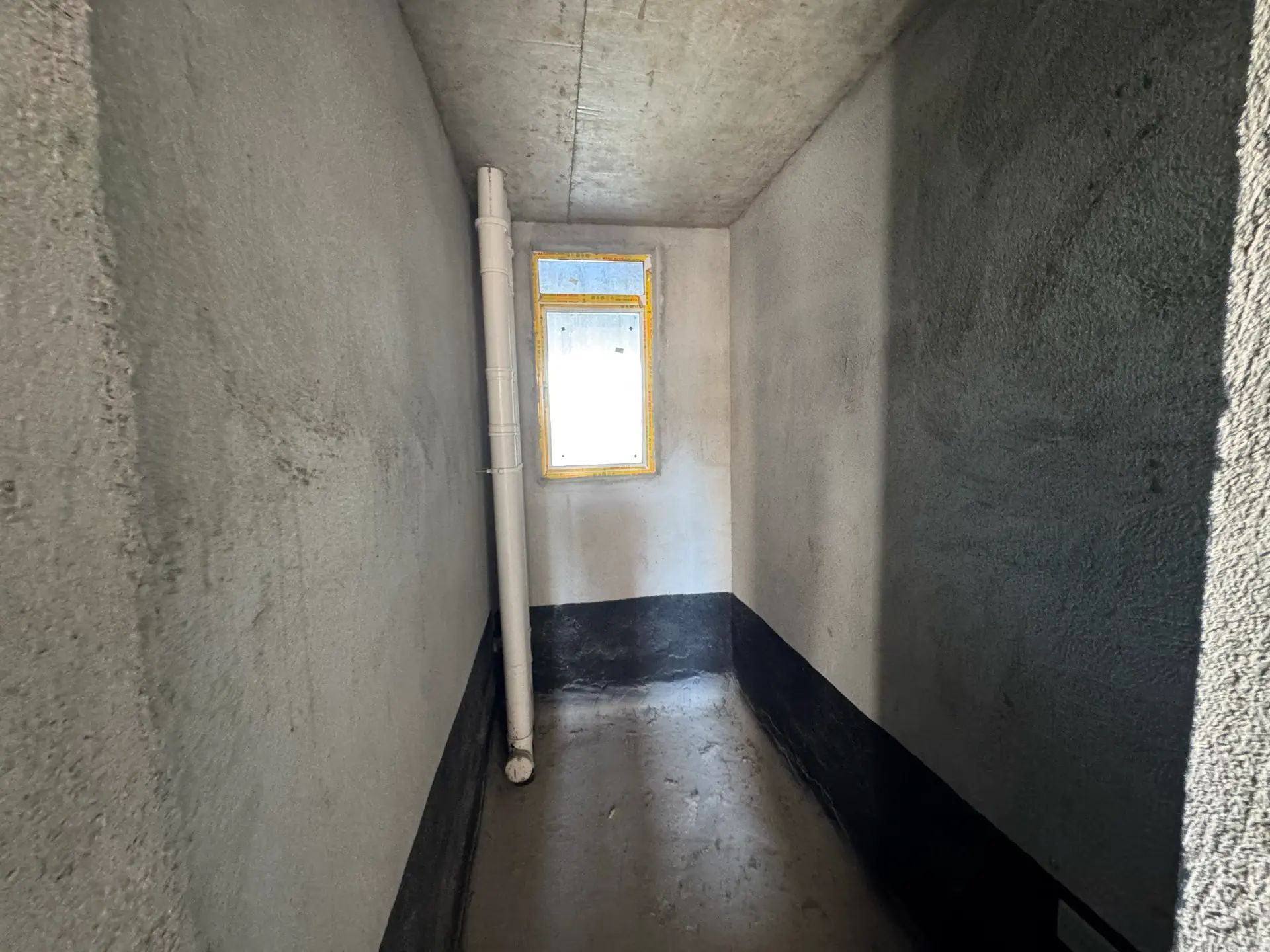 朝阳xiao学对面，朝阳丽景，毛坯小两房，好楼层，双书包房，证满二