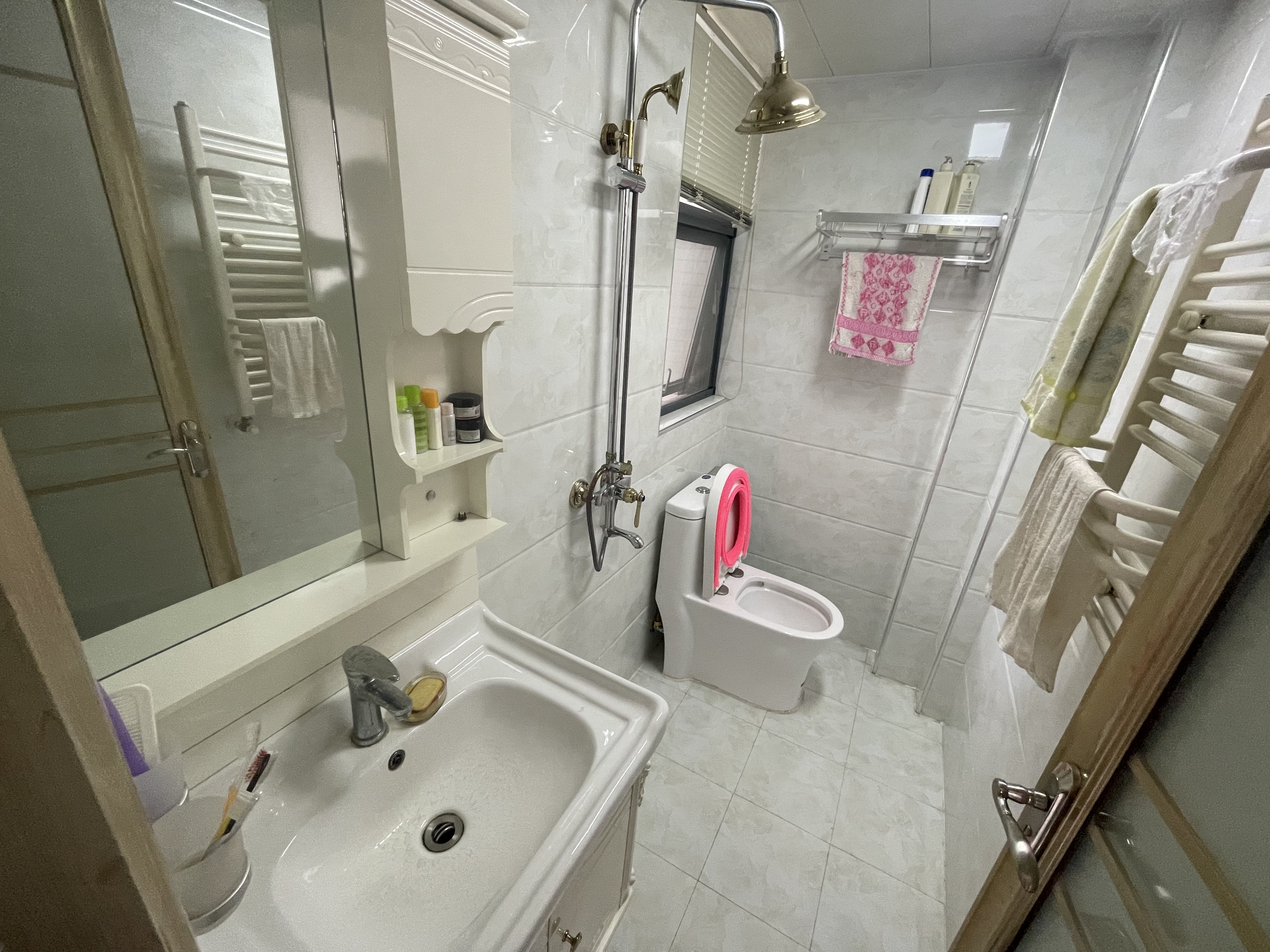 幸福里小区.精装三房两卫.全屋暖气片.证件满二.看房方便