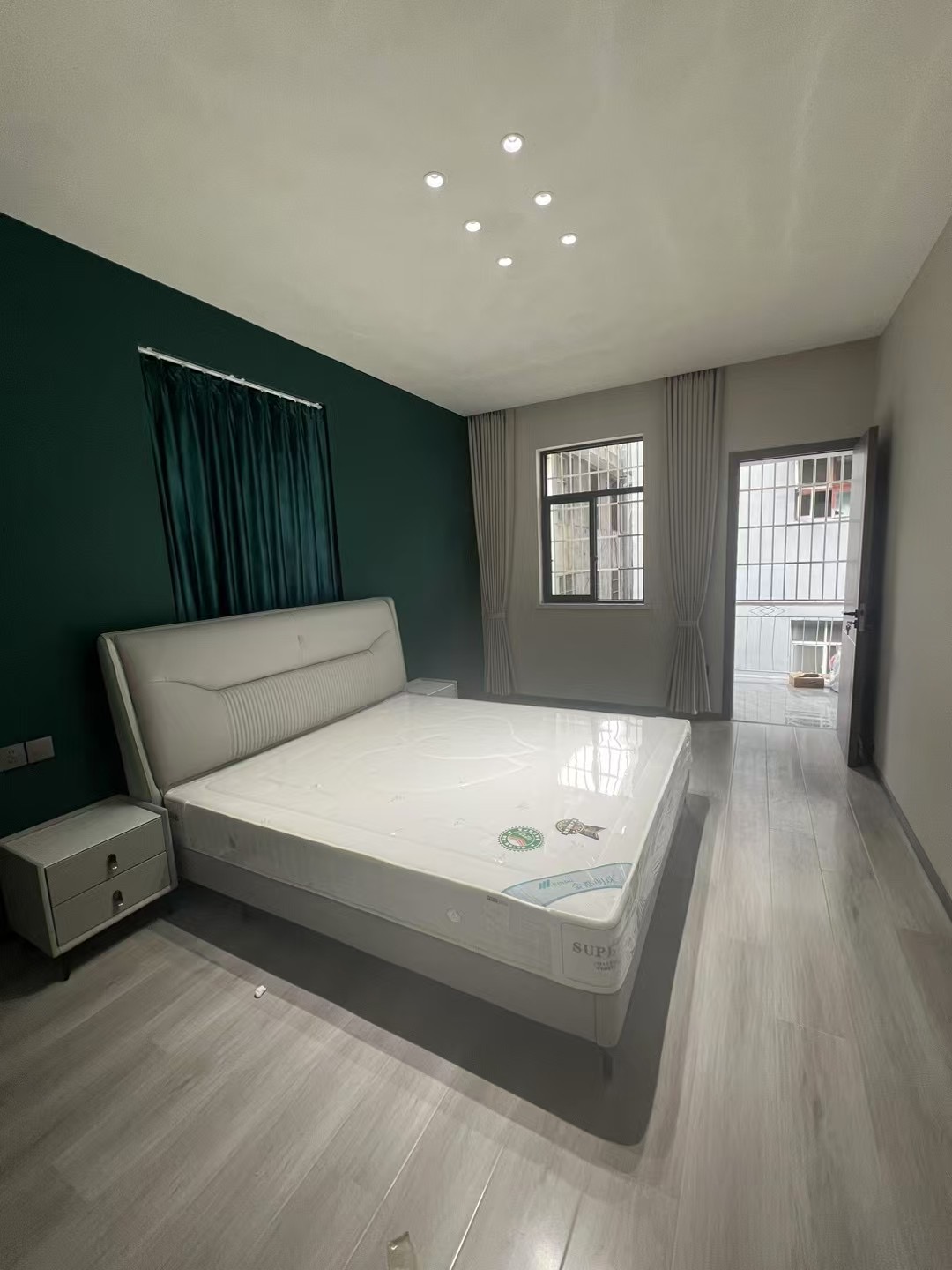 降价了，仙商附近，环球旁，配套齐全步梯3楼，精装三房，带大院子，证件齐全，赠送10多个平方