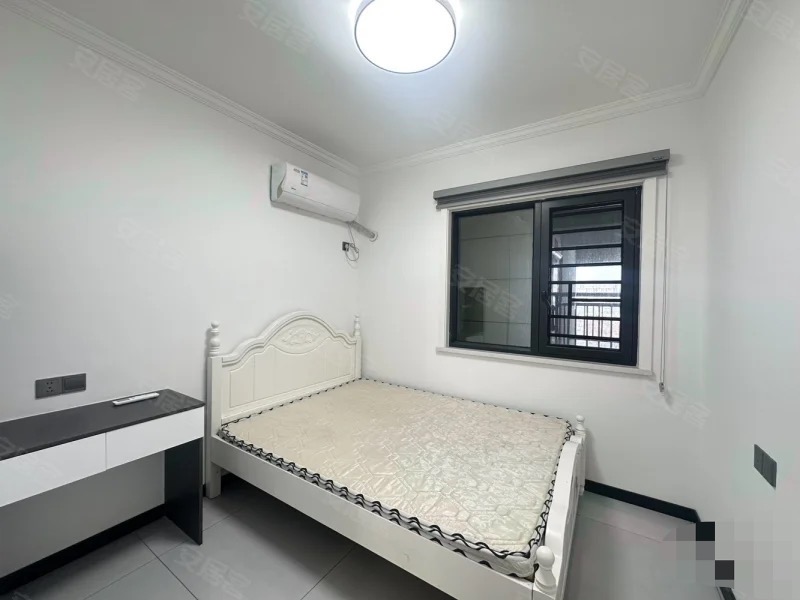 268？吾悦广场旁，蓝天新城，全新装修，精装3房，送地下车位，中间好楼层，证满两年