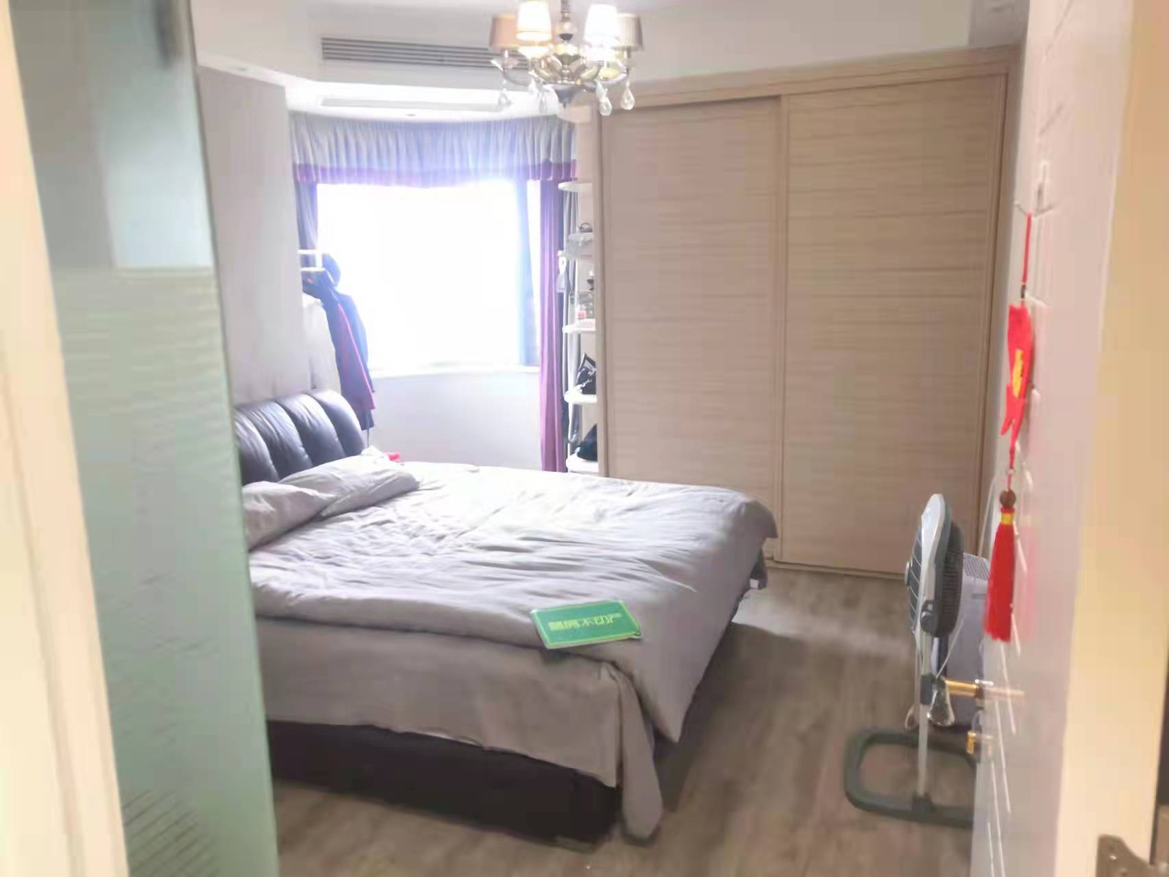 御台公馆送150平米大露台精装四房九成新价格可谈对面可以上学