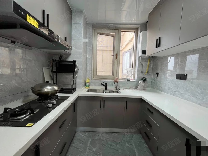 新二中二小旁，沔阳清华园，精装大三房两卫，可拎包人住！单价5字头，老证