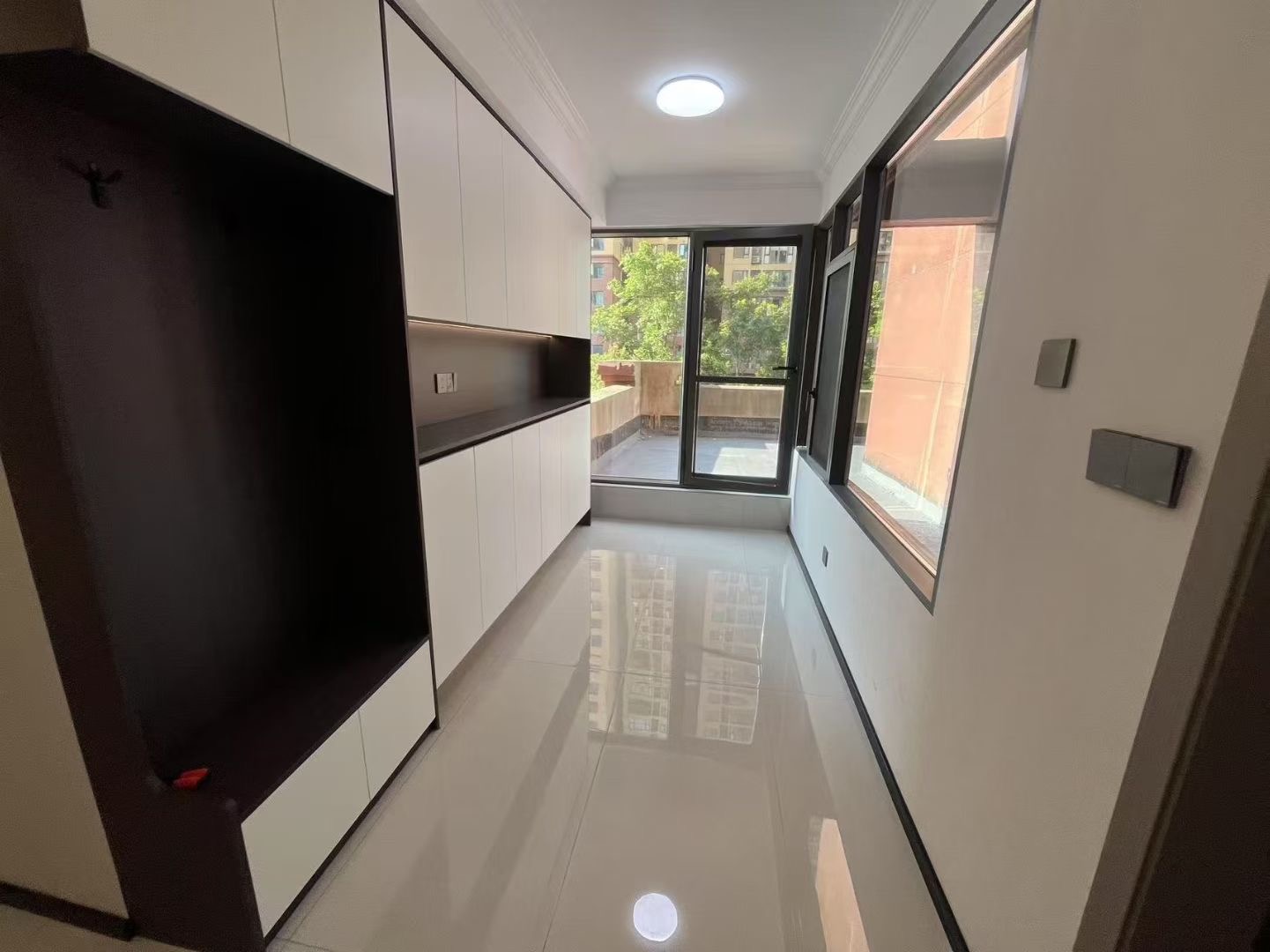 降价了，满庭春，新装精装3房，边户，带入户‬花园！带2个大‬露台80平，满二，单价五千多