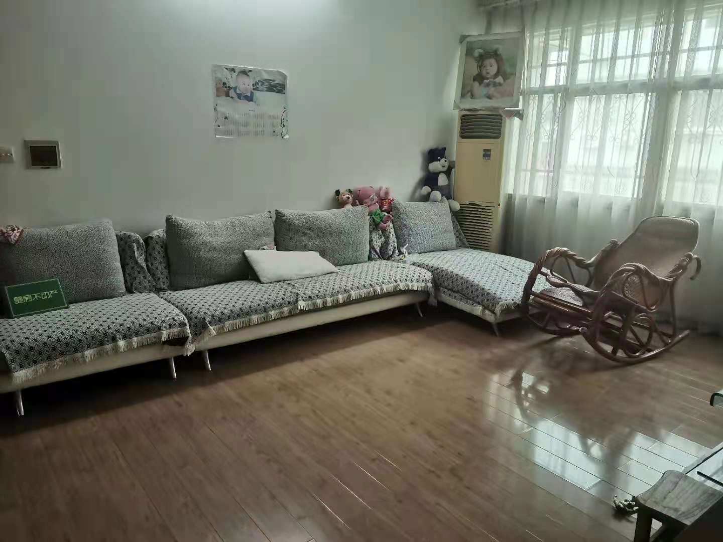 城中芯富景小区大三房，紧邻沔小，地段超好！直接拎包入住。