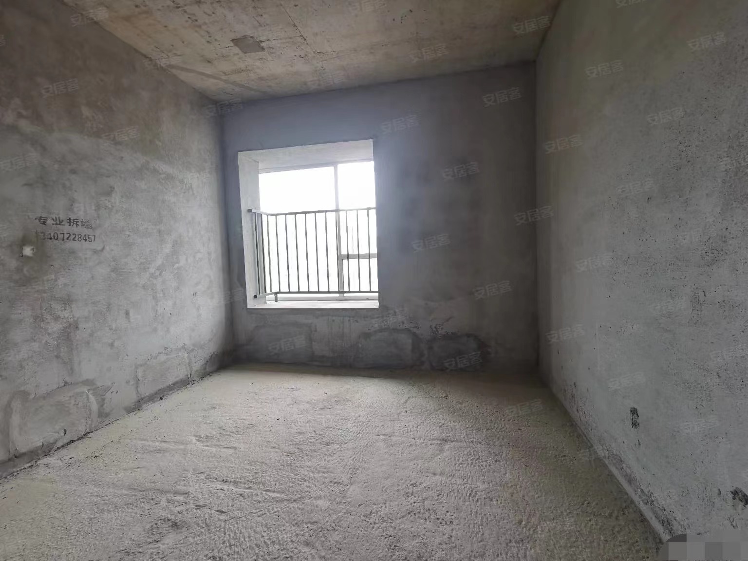 城南蓝天白云，毛坯大三房，双阳台，三房采光，送车位