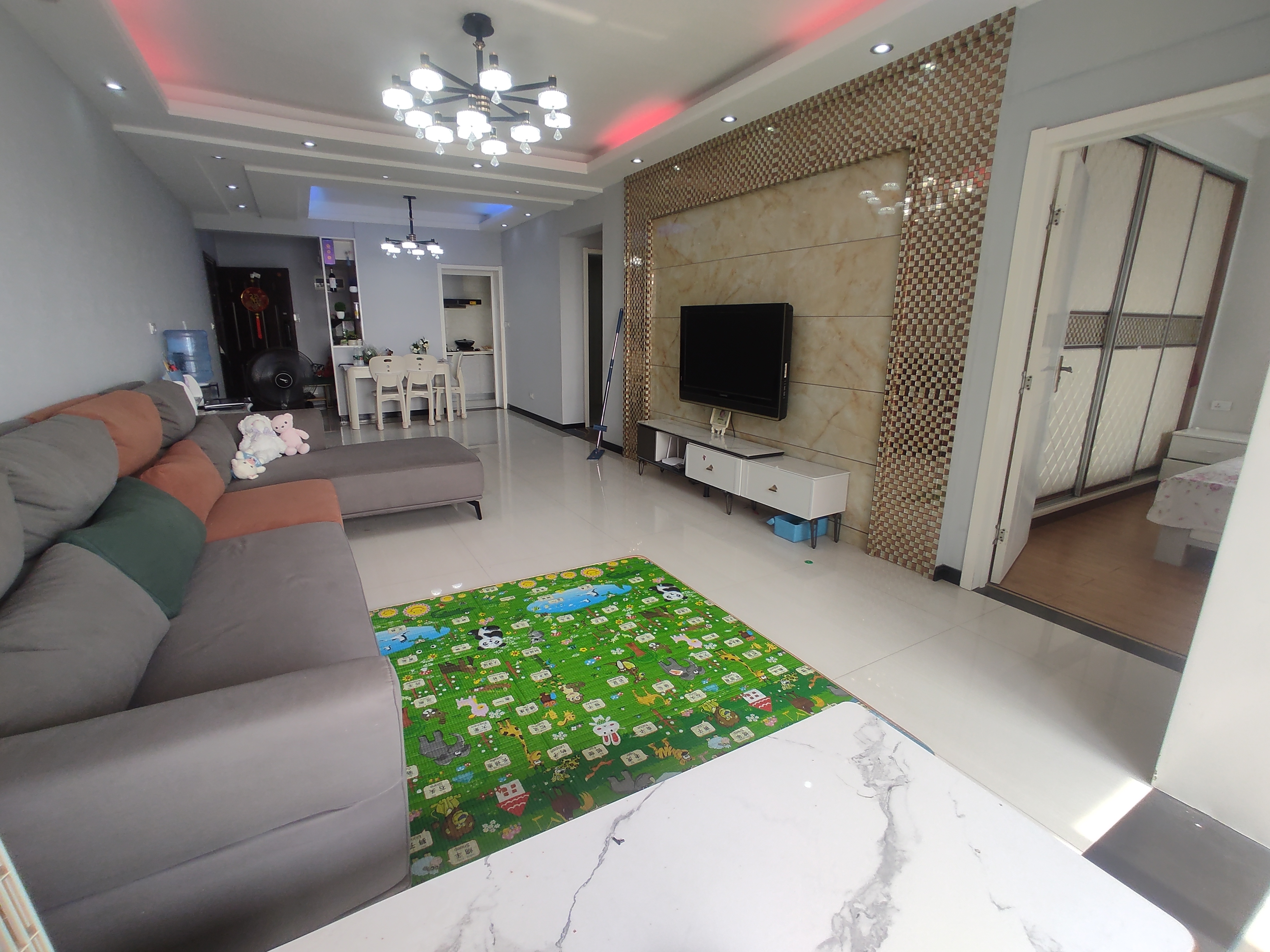 福星城.精装三房.房子这两年重新装修了的.证件满五.看房方便