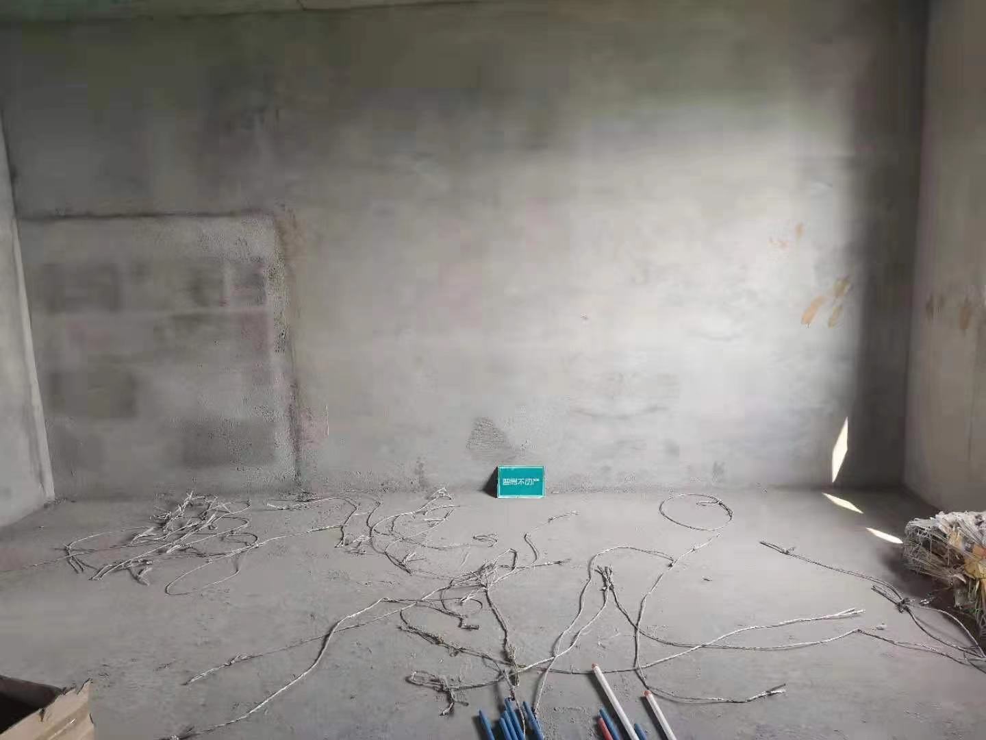 满庭春东边户型毛坯大三房双阳台南北通透采光 视野广阔一览无遗