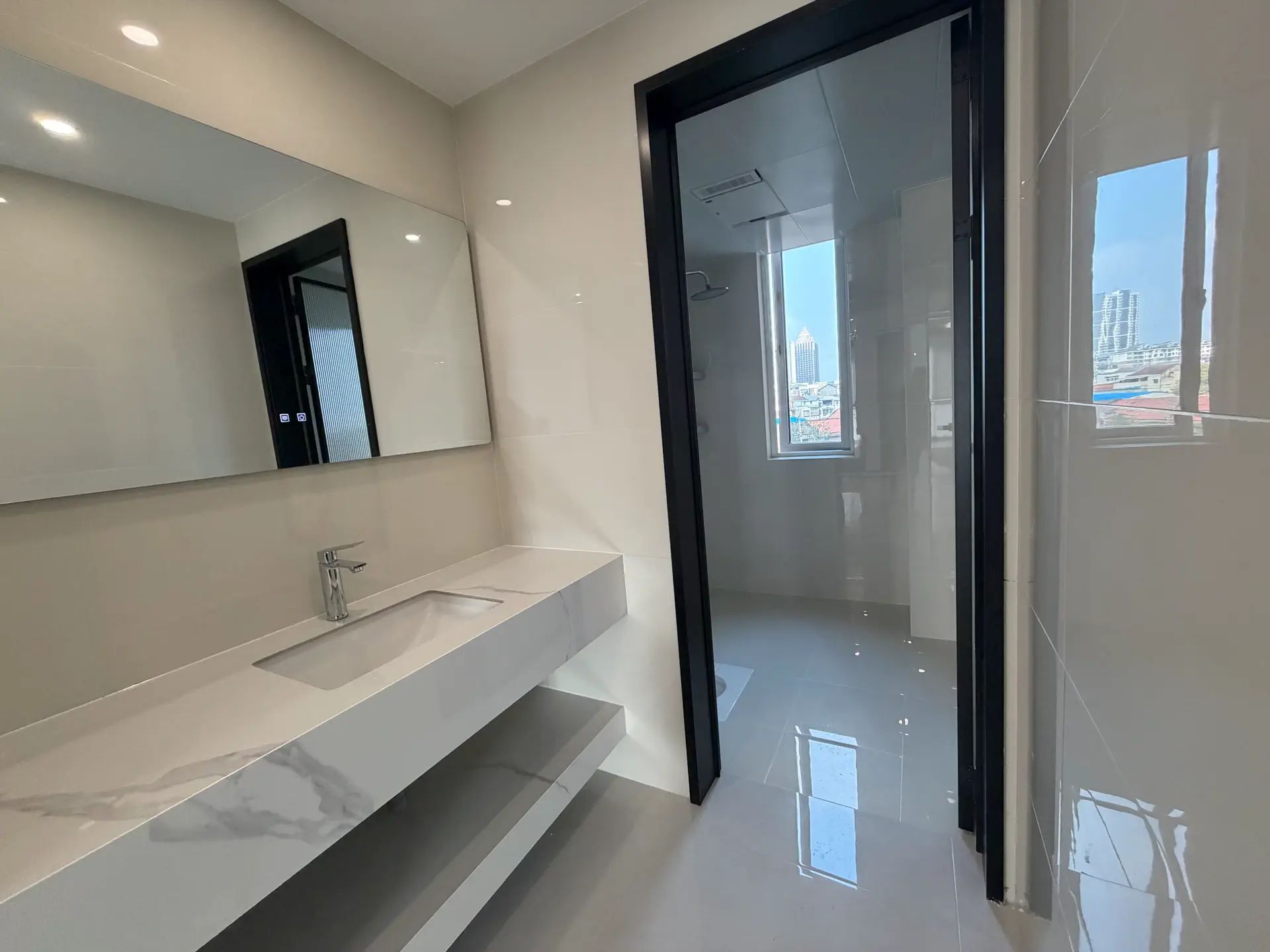 城南，吾悦广场旁，南国明珠，意式极简风，单价6100，南北通透双阳台，业主诚心出售