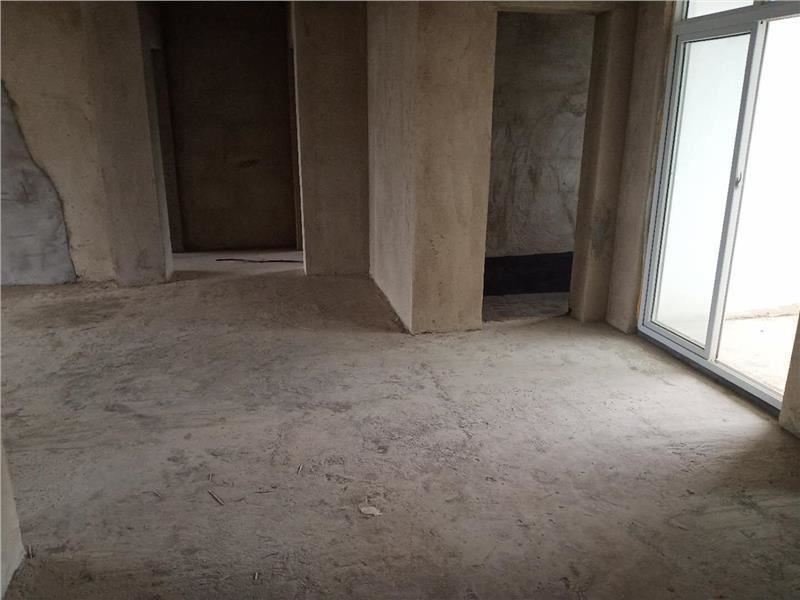 碧桂园旁，城南好房，户型采光好，中间 好楼层，送停车位和一个车库只限全款！