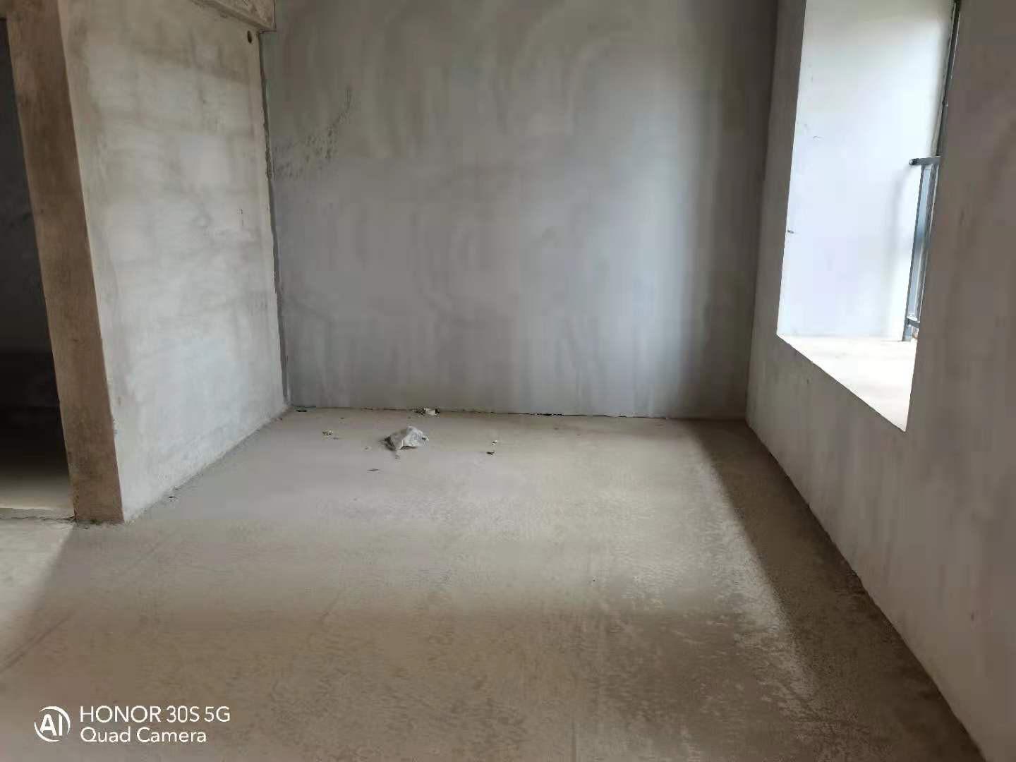 环球 广场二室二厅二阳台90平。