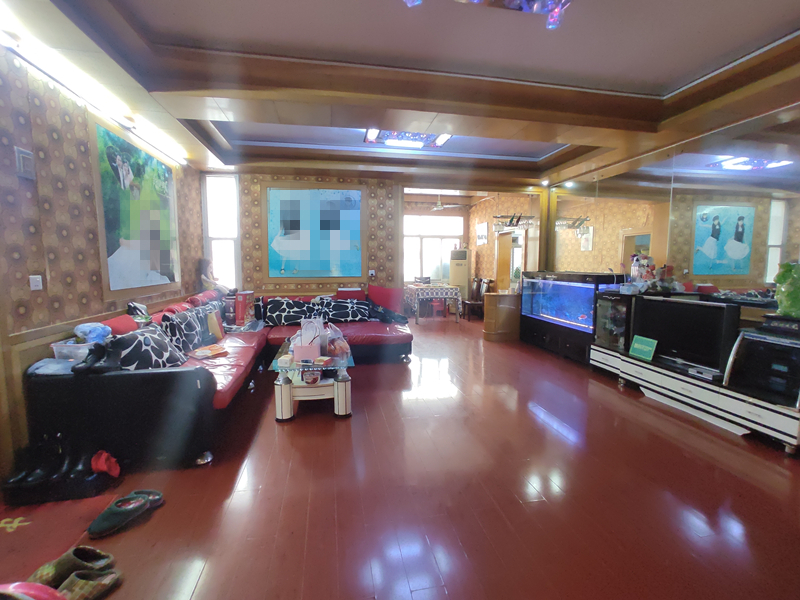 麻类宿舍   精装大四房  产证面积80几平  实的面积150几平  赠送面积超大  老证 小区停车方便