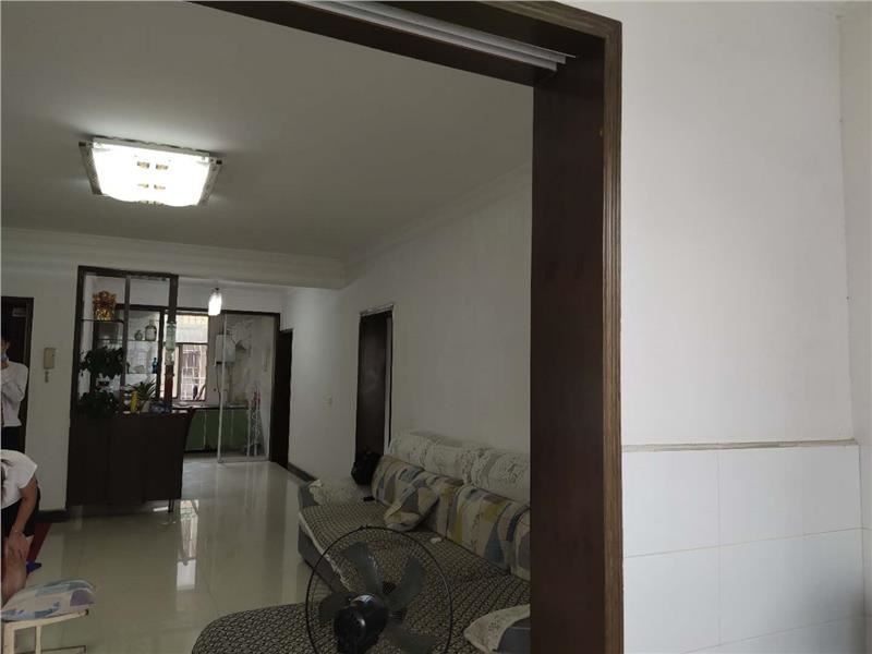 大洪小区精装三房中间好楼层出行方便楼龄新可按揭证满两年