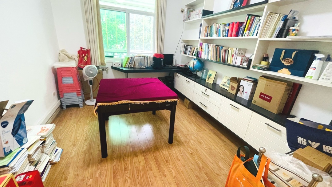 仙桃一中旁，大边户，全屋暖气片，品牌家具家电，带一个车库，好停车，