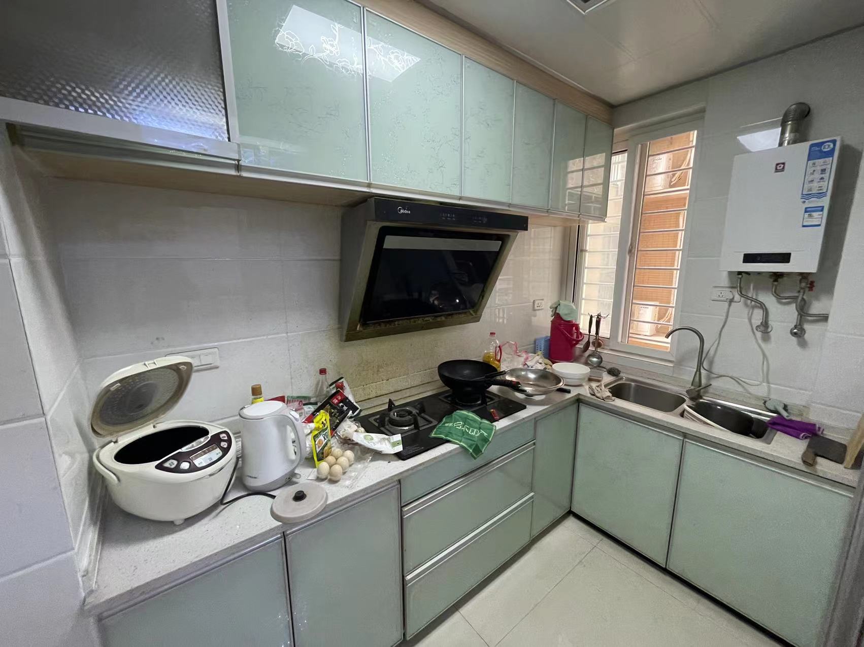 新壹仲正对面，翰林公馆，精装三房，中间楼层，户型方正，房东急售