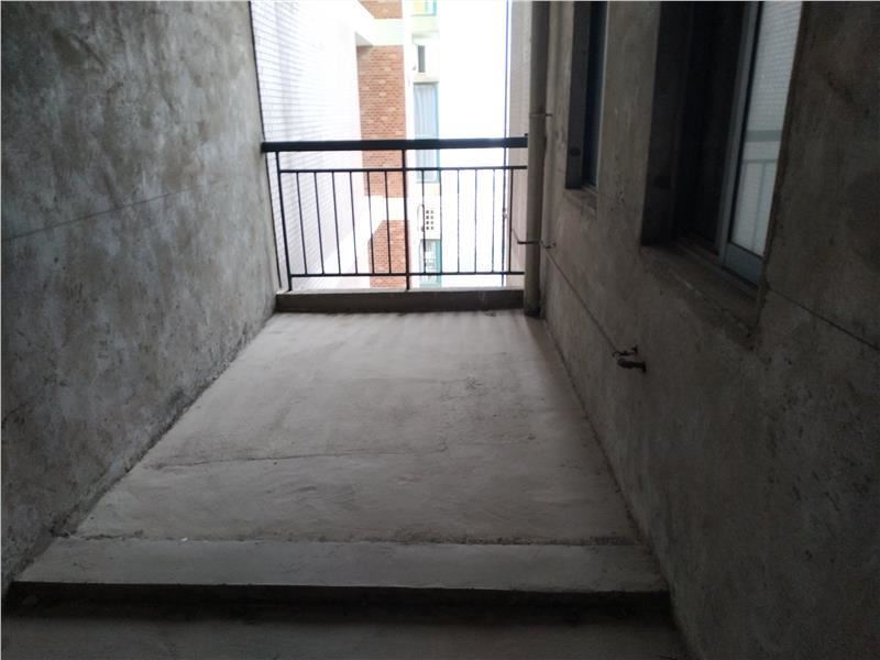 时代广场毛坯大三房， 付12万，证满2年有钥匙看房方便