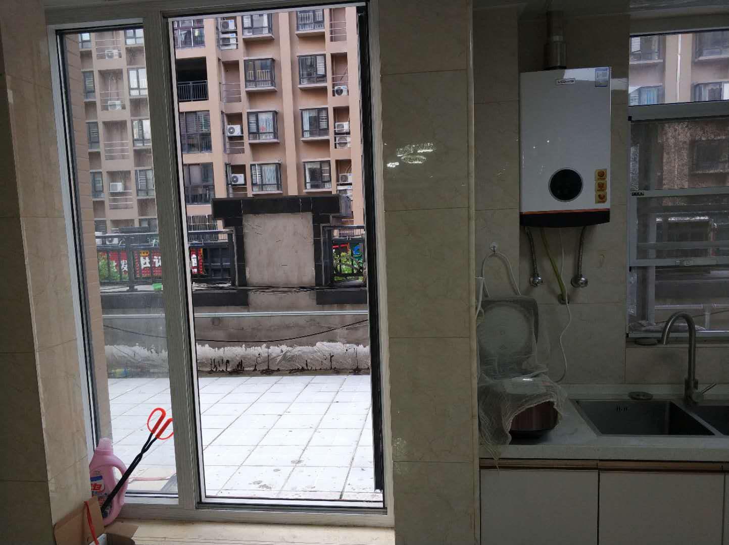 城南，沔阳公馆，带露台，小高层1梯2户，精装三房，全屋品牌家私家电，证满二