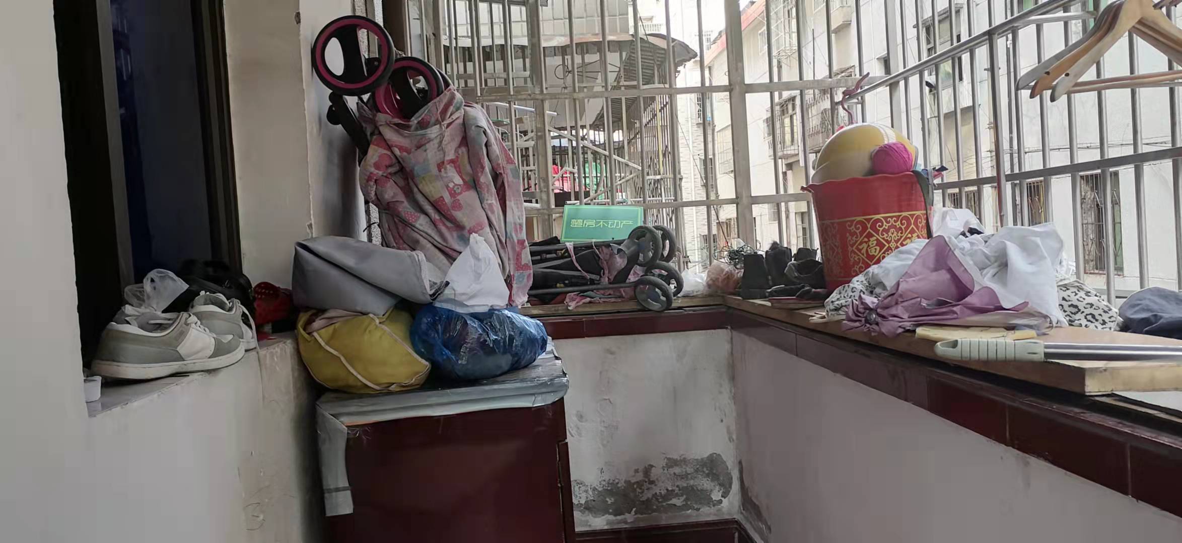 轻工小区步梯好楼层简装三房拎包入住，房东置换急售