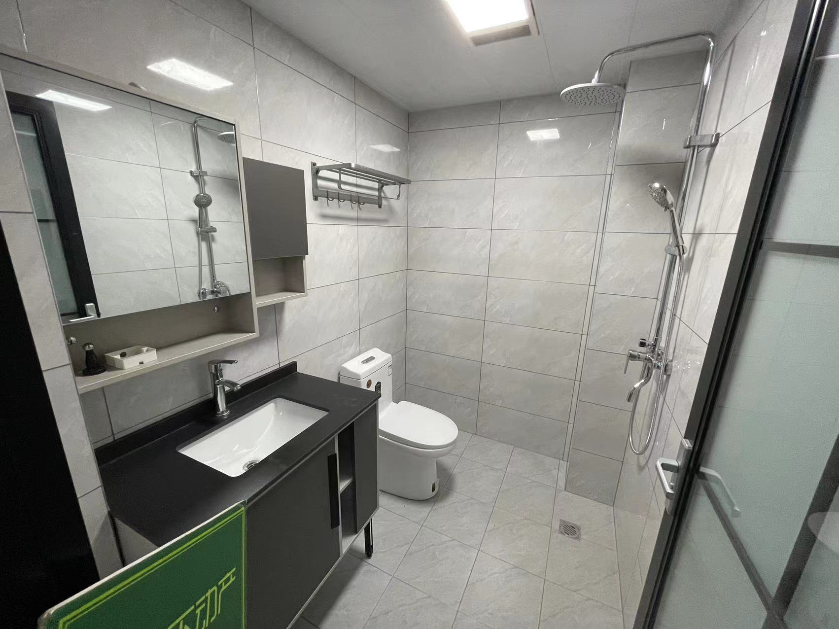 商城旁，华宝芙蓉花园，全新装修三房，步梯中层，证满二，看房方便