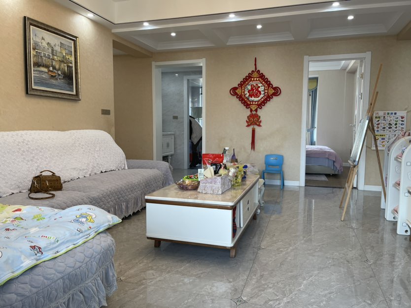 和合国际4期，精装修3室两厅两卫，南北通透，保养好，诚意出售