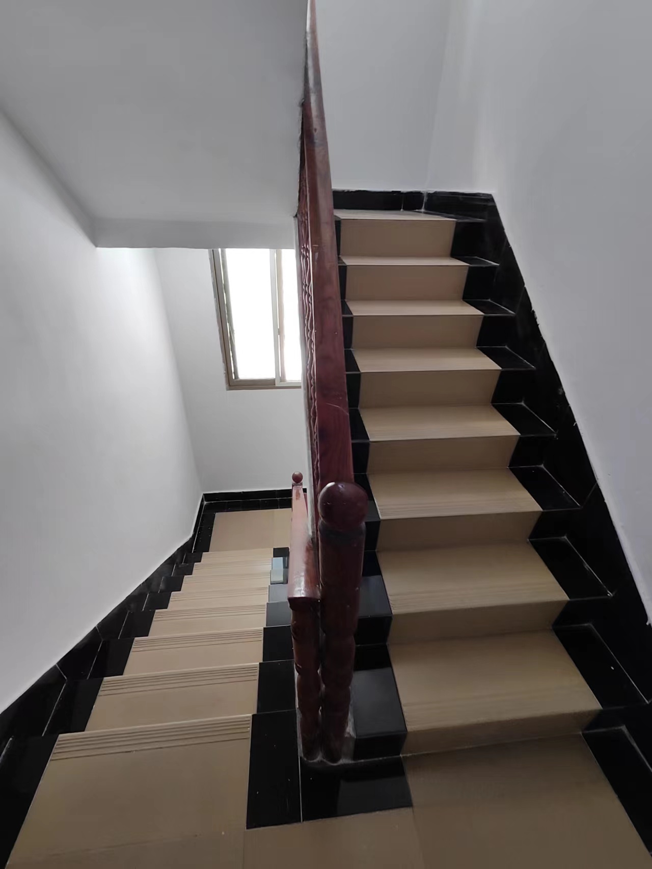 复州花园北门附近私房，四百平，搞么家都方便的吓人，上实验二小近的很，出门就是农贸