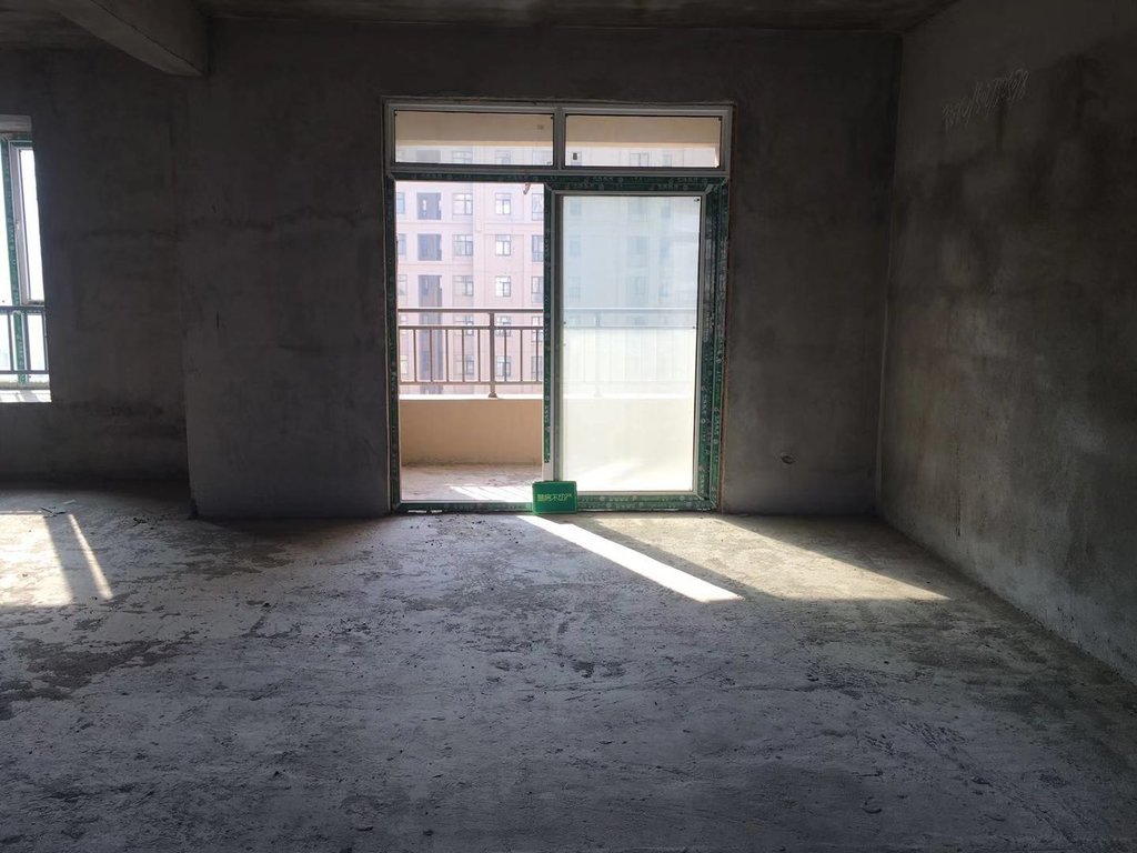 元泰未来城.毛坯边户三房.南北通透.看房方便