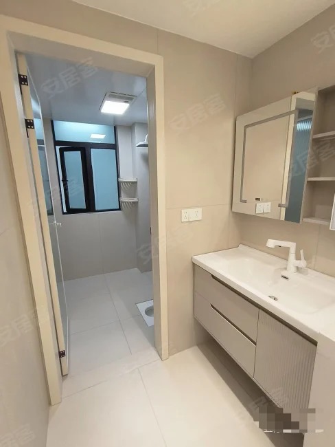 86，御湖世家全新精装三房二卫，电梯好楼层，湖景房，送车位，证满二