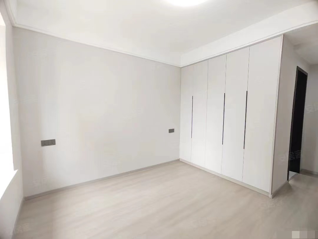 降价了，城南，吾悦广场旁，金台花园，满二​，下楼就是公园学全新精装三房二卫