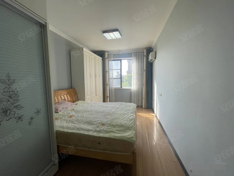 187，捡漏，房东亏本出售，绿地华庭，精装步梯大四房，中间好楼层，南北通透，证满二