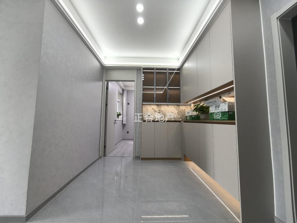 仙桃一中对面，和合国际五期，精装三房，全新装修，拎包入住，老证，人车分流