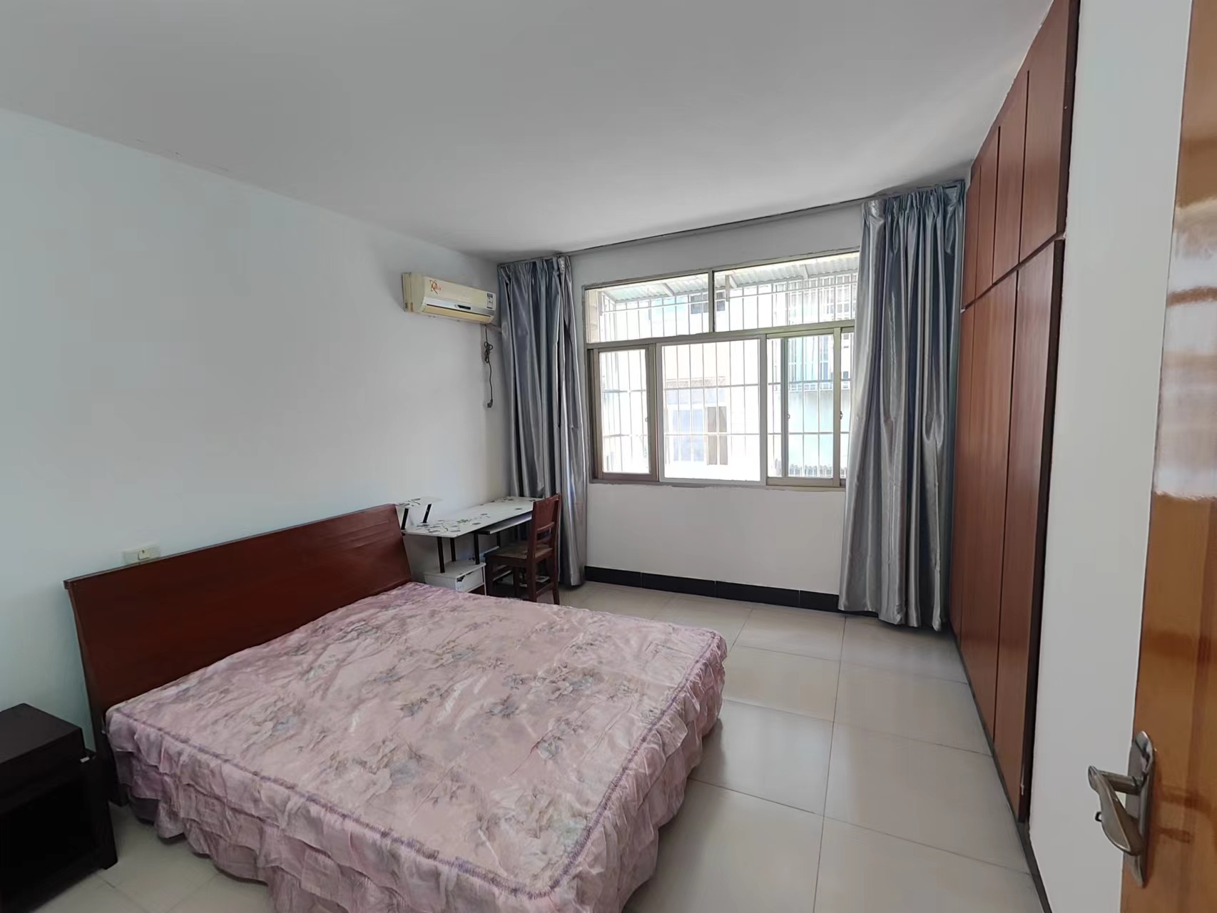 复州花园北门附近私房，四百平，搞么家都方便的吓人，上实验二小近的很，出门就是农贸