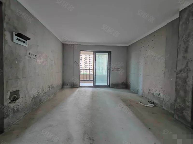 捡漏，森林国际翡冷翠。好楼层边户，毛坯四房，证满二，诚心出售