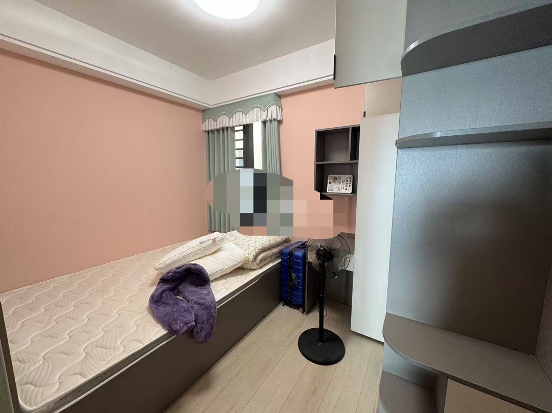 城西居住楼盘，精装三房两卫，大阳台装修9.9陈新，拎包入住证件满两年，