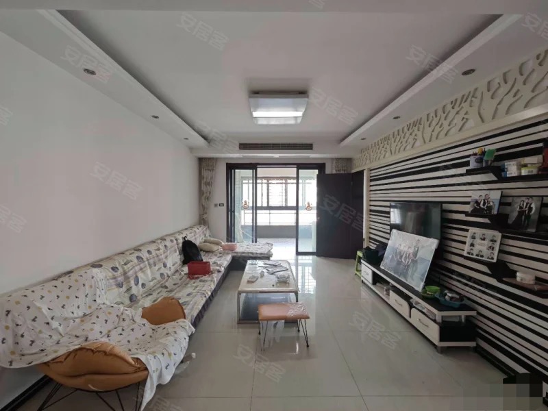 急售，商城附近，老三中旁，单价3900，精装3房2厅，电梯16楼