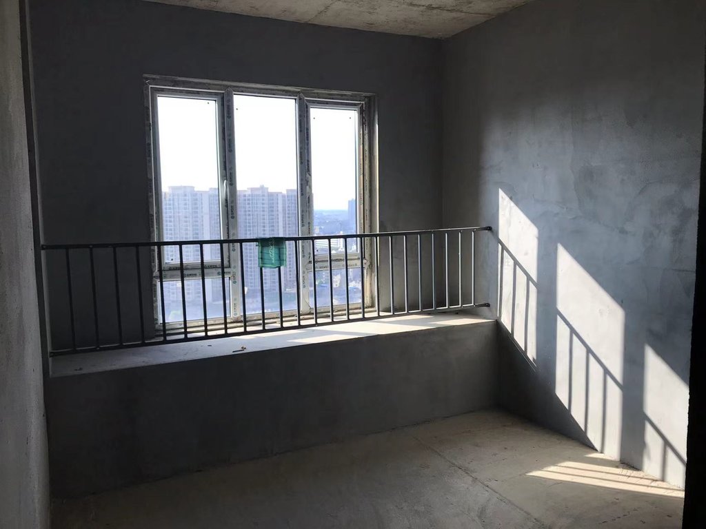 城南，南国明珠，毛坯三房，南北通透，诚心出售