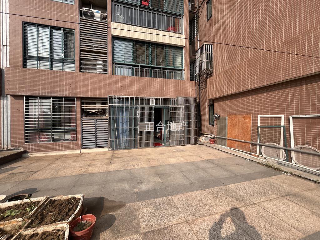 降价了，业主亏本急甩，一中对面，电梯精装三房两卫，带超大露台，快来捡漏，证满二