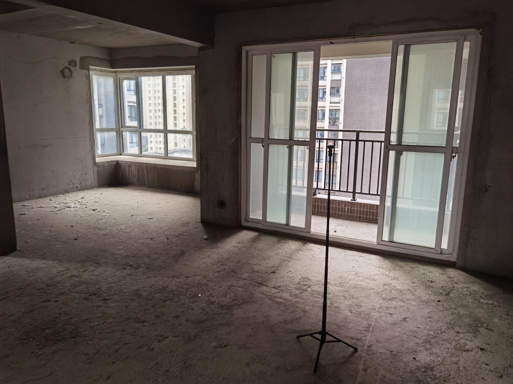 急售和合国际毛坯三房两卫，证满二 付25万，户型方正采光好，南北通透