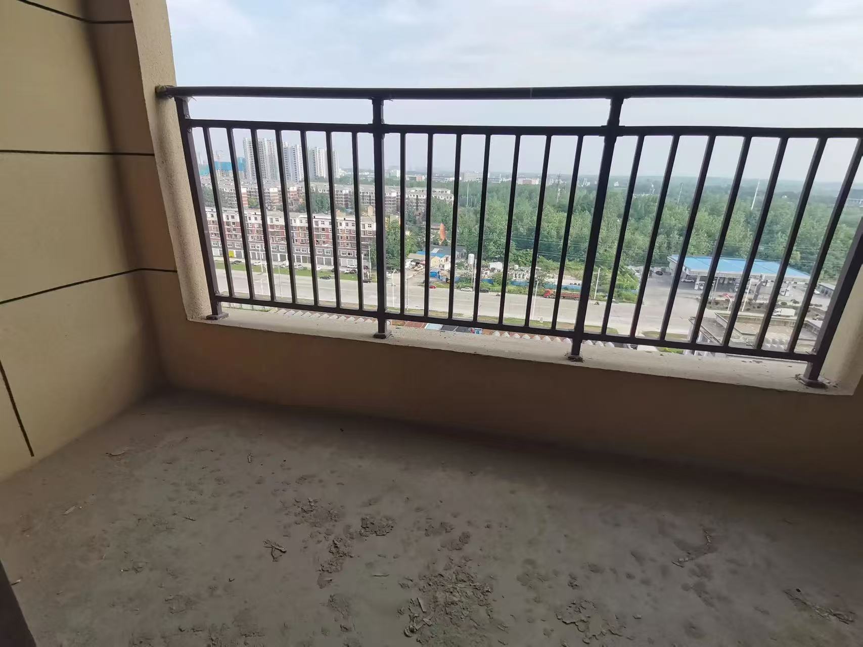 城南，沔阳清华园，毛坯三房两卫，小高层15楼，看中可谈