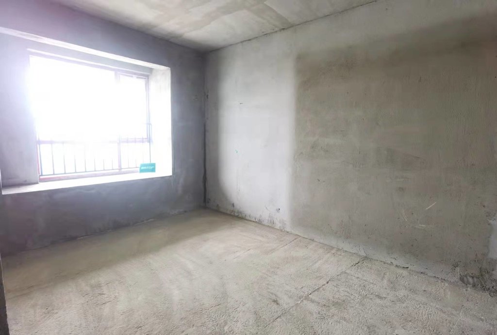 风和日丽.毛坯三房.买房送车位.中间楼层.看房方便