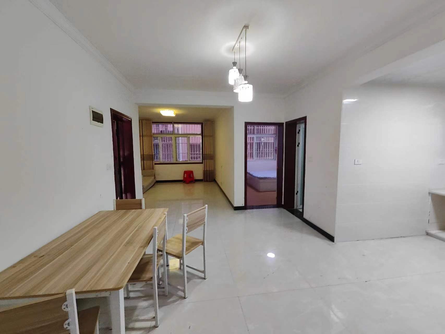 车站附近的大两室加一个小房（两室半）两个厅非常大一厨一卫，出门就是农贸，嶨校近