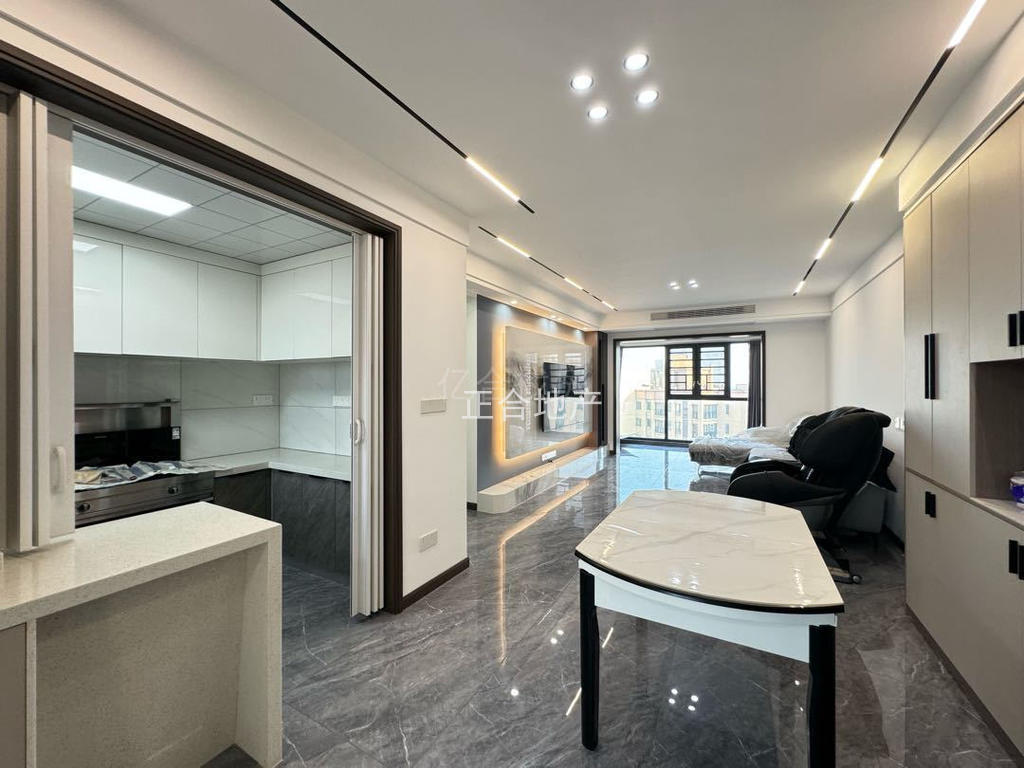 业主亏本诚心出售，城南，南国明珠，电梯好楼层，全屋品牌装修，户型好。精装四房