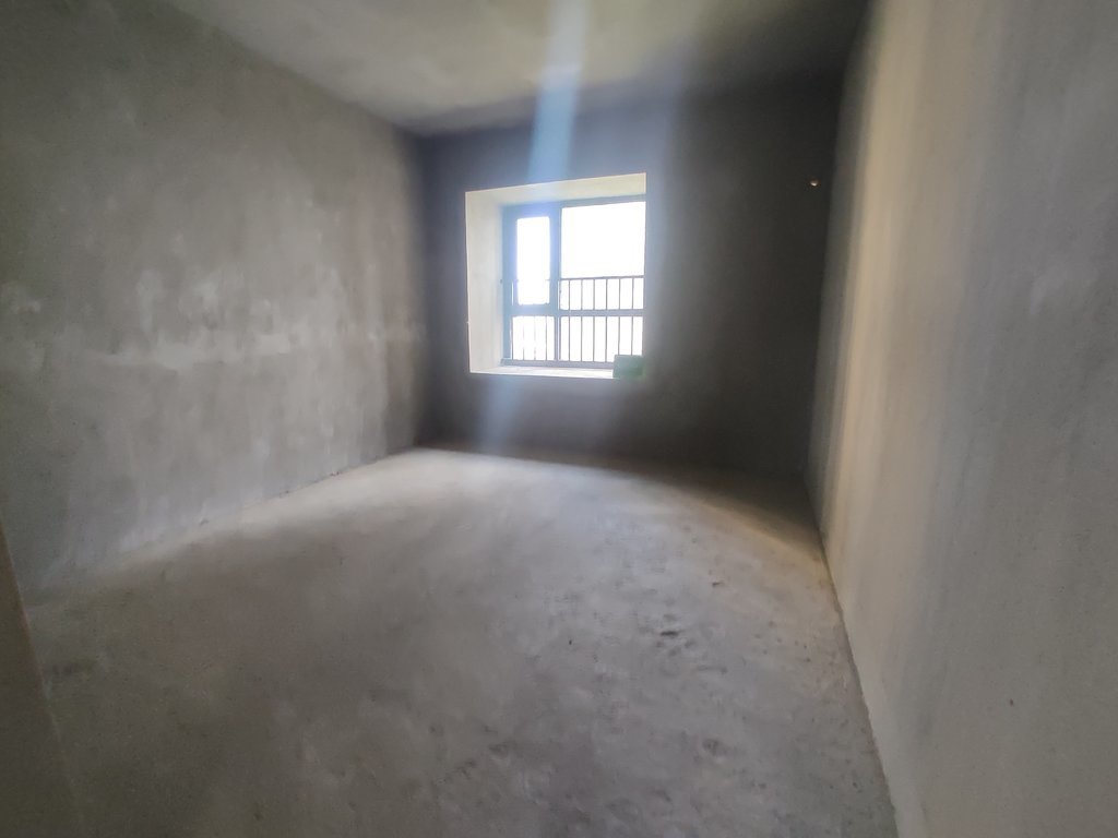 御湖世家毛坯大三房还送车位南北通透看房方便學笑就在旁边