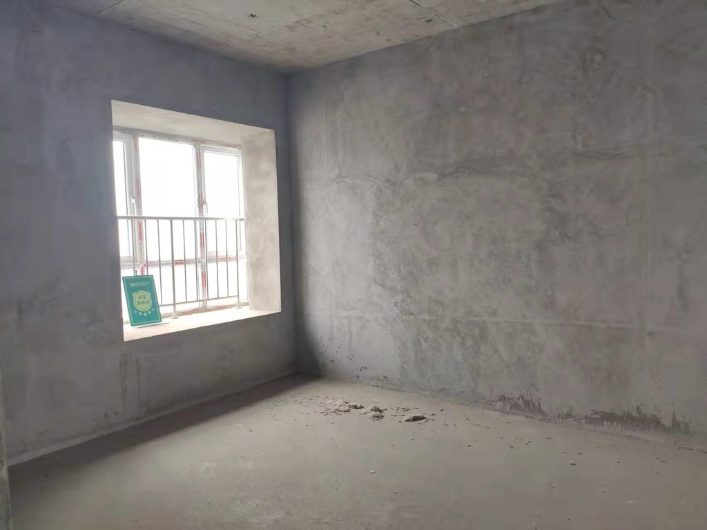 银湖城毛坯三房户型方正小区绿化不错交房时间不长离高铁站也近看房方便