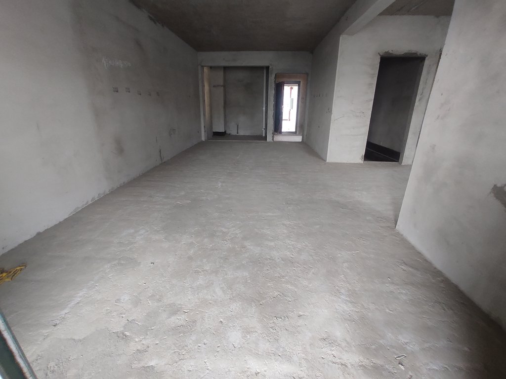 新城一号五期.毛坯三房送路户花园.三开间朝南.看房方便