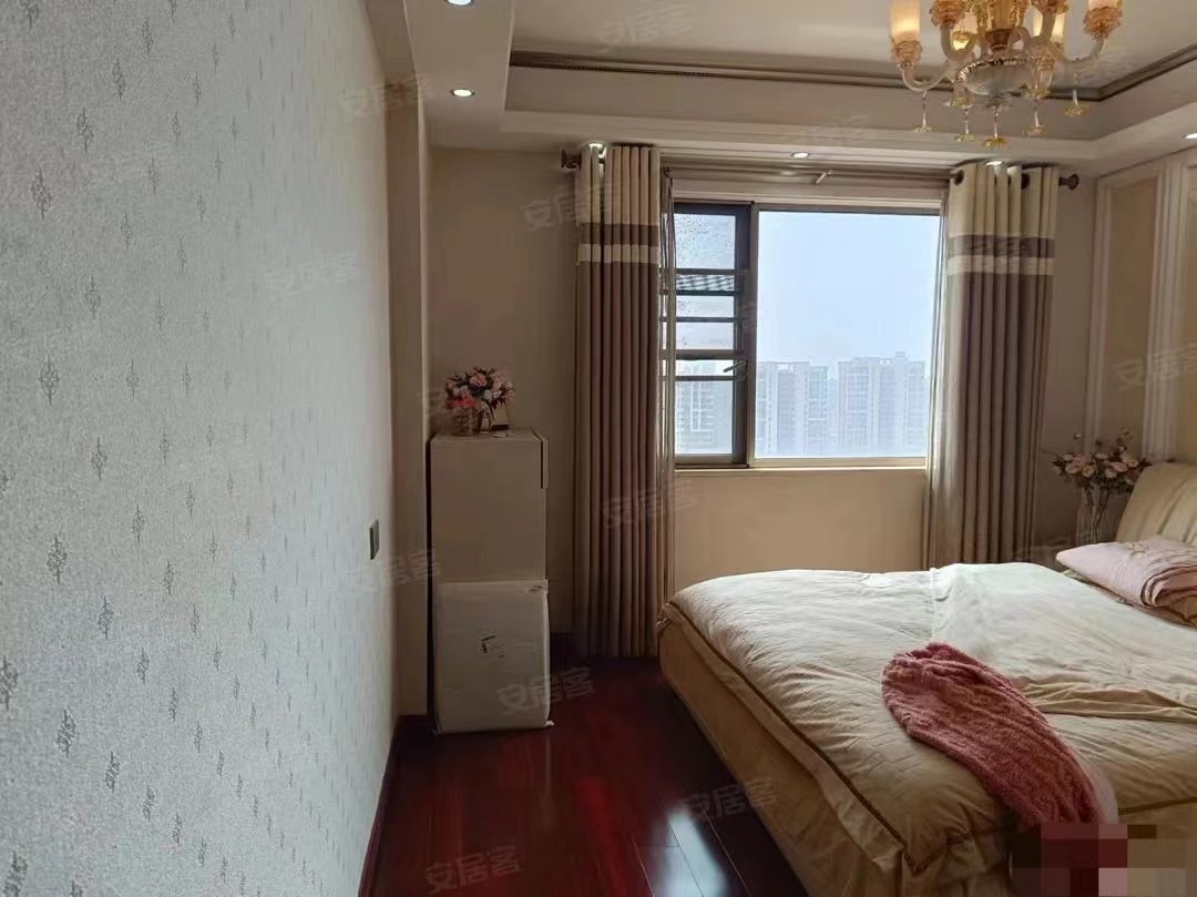 65，房东亏本急售，锦绣江山，单价5500，全屋地暖，精装四房，证满二，小区环境奈斯，双阳台