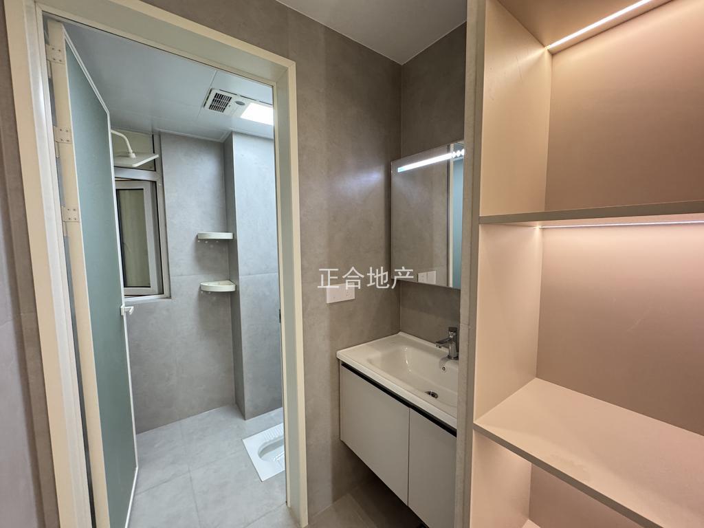 风和日丽，双书包房，精装三房两卫，全新装修，中间好楼层，拎包入住，证满二