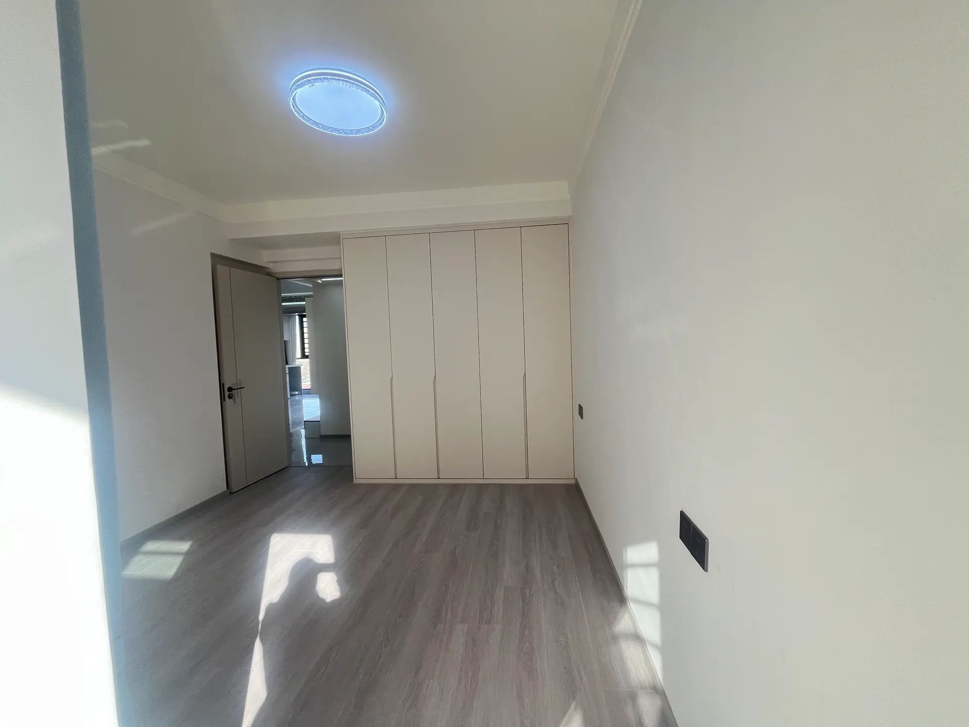 城南，森林国际，湖景房，精装三房2卫，​边户，证满二拎包入住！