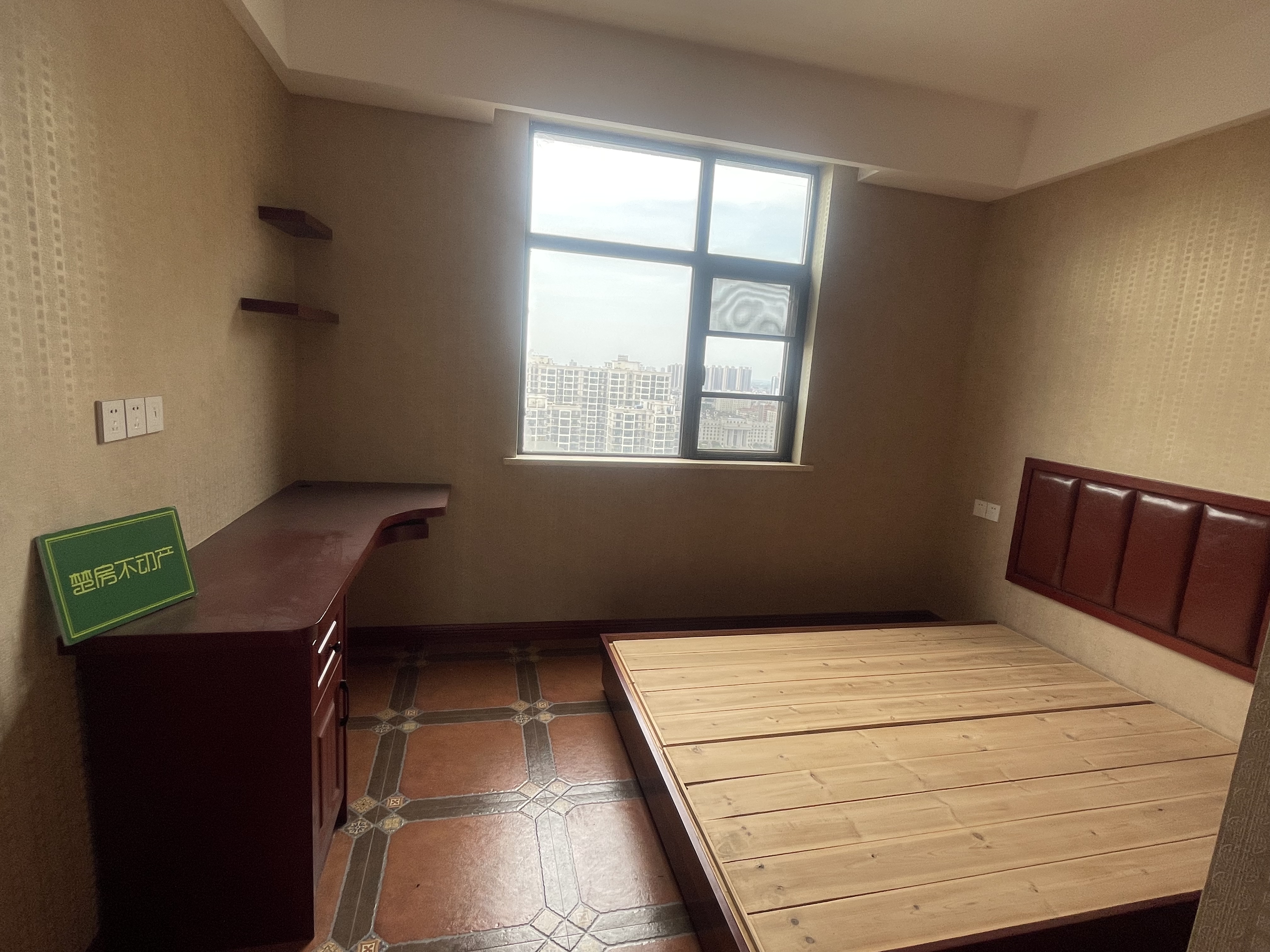 颐和公馆.菜场.大三房.实木装，中央空调.南北通透.满二