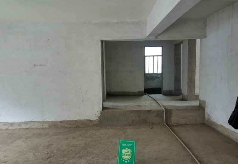 怡景花园沃尔玛对面毛坯大三房房东诚意出售