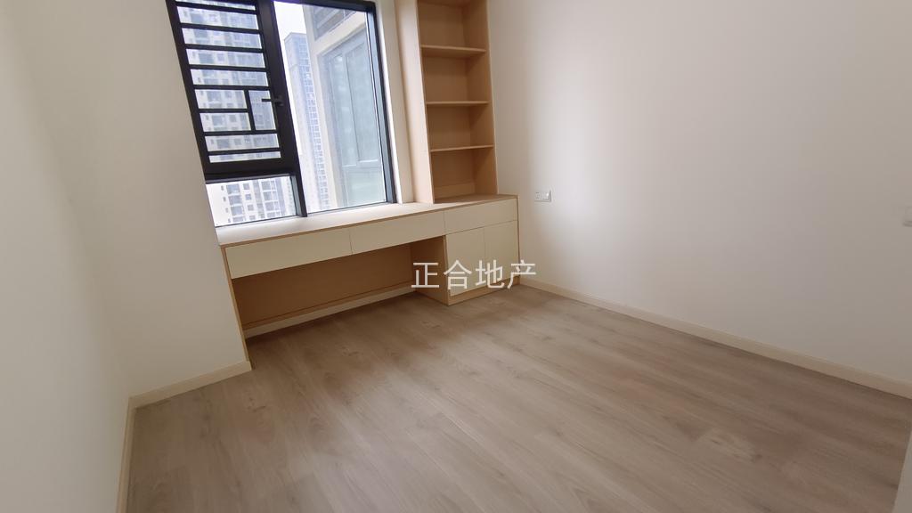 满庭春七期，次新小区，中间好楼层16楼，东边户，业主自装，一天未住，全屋奶油风，